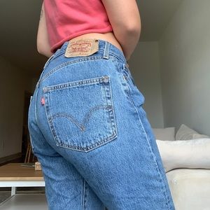 Levis mid rise jeans!!